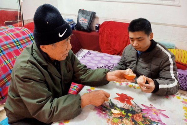 Ngày biết tin cháu trai bị thiểu năng trí tuệ, bầu trời như sụp đổ ngay trước mắt ông. 