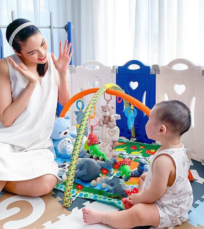 Lan Khuê dành phần lớn thời gian để chăm sóc con trai.