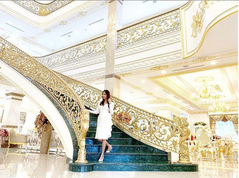 Cơ ngơi của vợ chồng nữ người mẫu được nhận xét như cung điện.