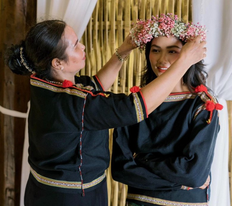 Hoa hậu HHen Niê gửi lời yêu thương tới mẹ trong ngày đặc biệt: Xã hội đã dạy Hen cách trưởng thành mỗi ngày và mẹ Hen dạy Hen cách đối nhân xử thế, Hen thật sự biết ơn vì mẹ đã sinh ra để Hen có mặt trên đất này, mẹ hãy luôn mạnh khoẻ, vui vẻ tận hưởng cuộc sống mọi thứ chúng con lo được.