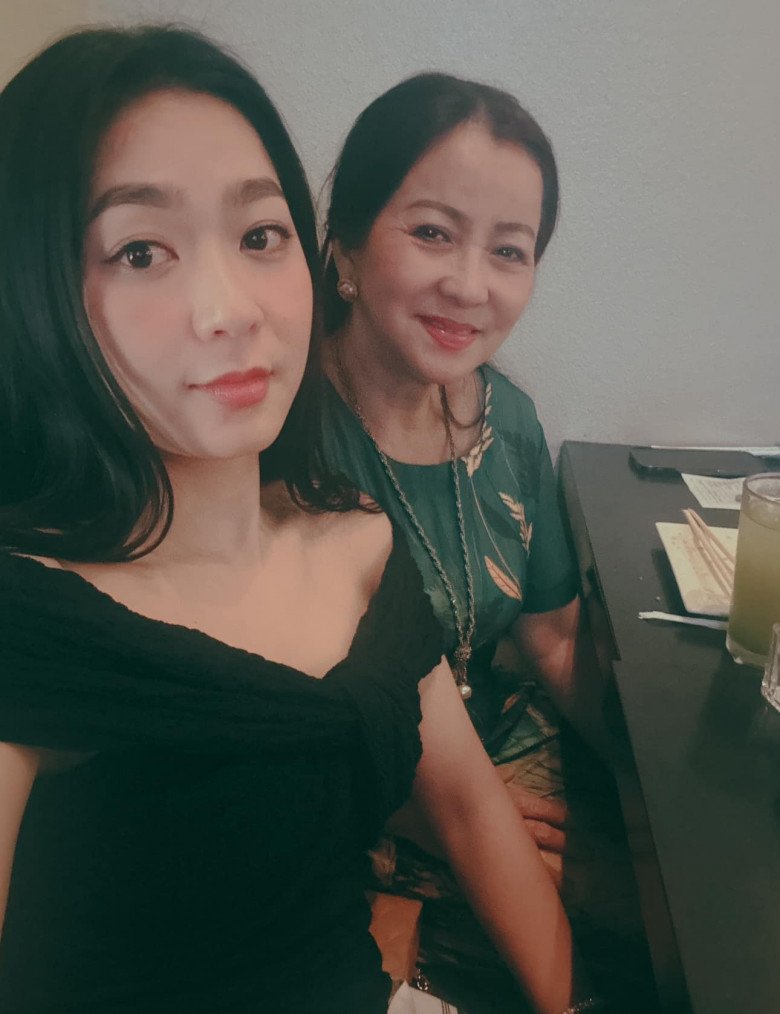 Nữ ca sĩ Hà Thanh Xuân đăng ảnh chụp cùng mẹ với lời nhắn yêu thương: “Happy Mother’s Day! (Chúc mừng Ngày của Mẹ) Con chúc mẹ của con và những người mẹ trên thế giới thật nhiều sức khỏe, vui vẻ và bình an mãi mãi bên các con các cháu. Con yêu mẹ”.