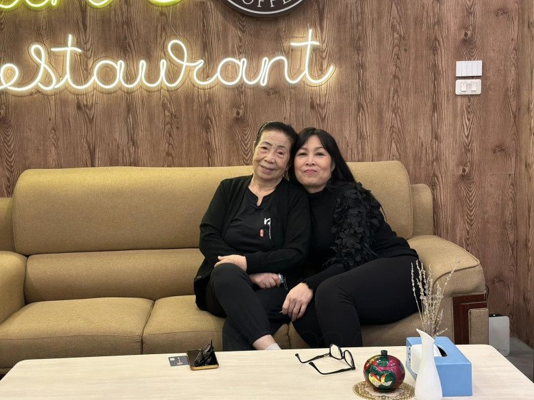 NSND Hồng Vân hiếm hoi đăng tải hình ảnh bên mẹ ruột. Nữ nghệ sĩ từng tiết lộ, khi còn nhỏ, bố đi du học nước ngoài nên mẹ là người quán xuyến mọi việc trong gia đình, chăm lo cho 2 con nhỏ. Hồng Vân nghẹn ngào nhớ lại: Tôi còn nhớ như in những đợt sơ tán, mẹ vừa tay bồng, tay bế chị em tôi, vừa tìm chỗ trú bom, mà chẳng chút nao lòng. Chị em tôi đã lớn lên trong hoàn cảnh thiếu thốn mọi bề. Mẹ đã từng nhịn ăn để cho chúng tôi no.