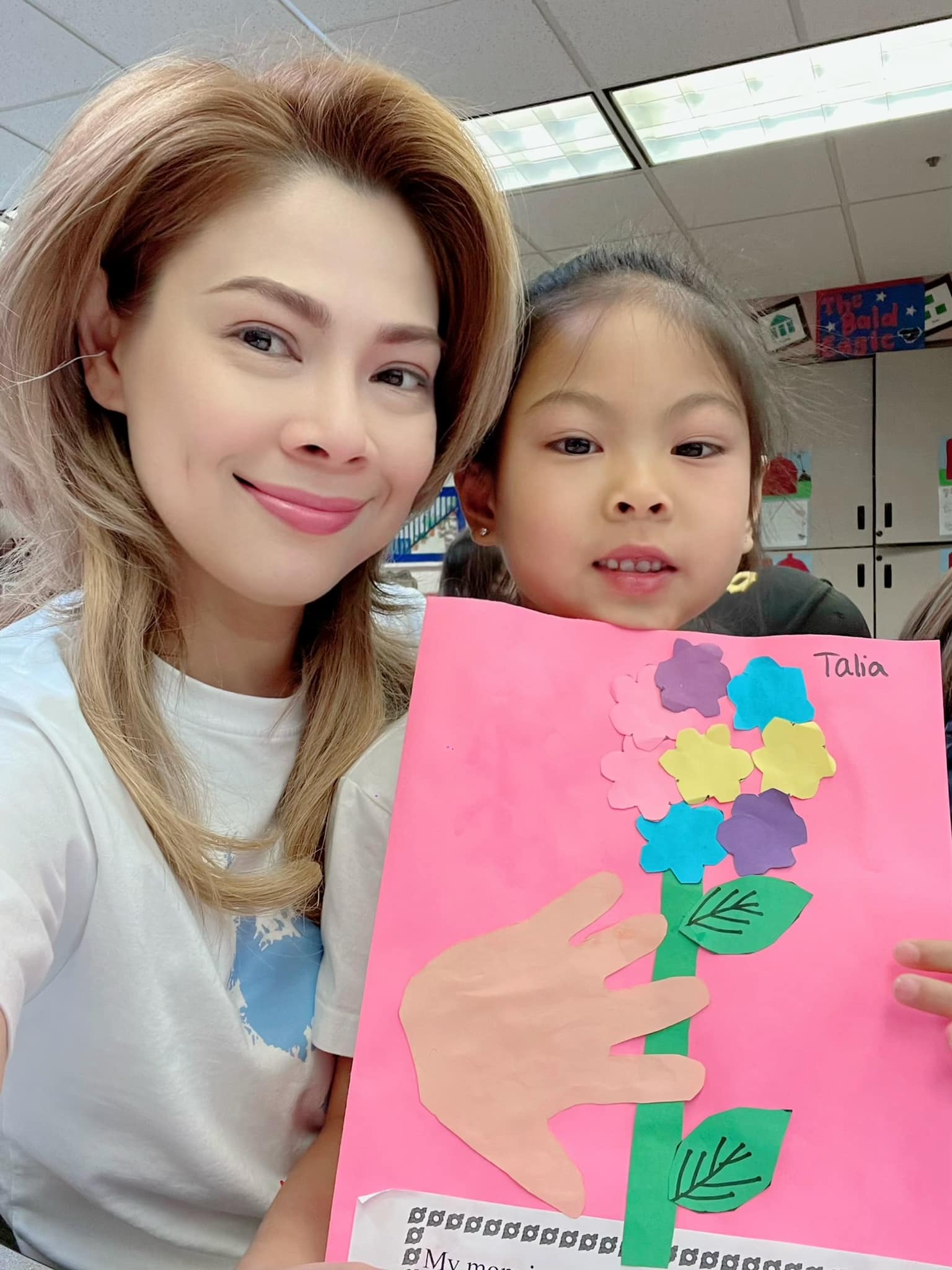 Thanh Thảo hạnh phúc khoe được con gái tự tay chuẩn bị món quà ý nghĩa. Nữ ca sĩ cũng gửi lời chúc đến những bà mẹ: Happy Mother’s Day tất cả các bà, các mẹ, các cô, các chị, các em. Chúc tất cả chúng ta luôn hạnh phúc và bình yên nhé!