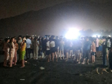 Cháu bé 6 tuổi bị mất tích khi gửi trẻ, chỉ tìm thấy chiếc dép sát biển