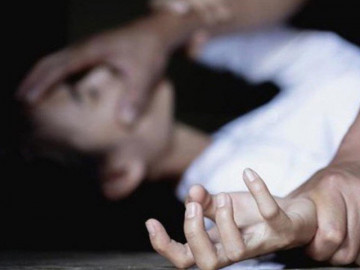 1 nữ sinh lớp 7 cầu cứu giáo viên và hiệu phó khi bị cha dượng ép quan hệ nhiều lần