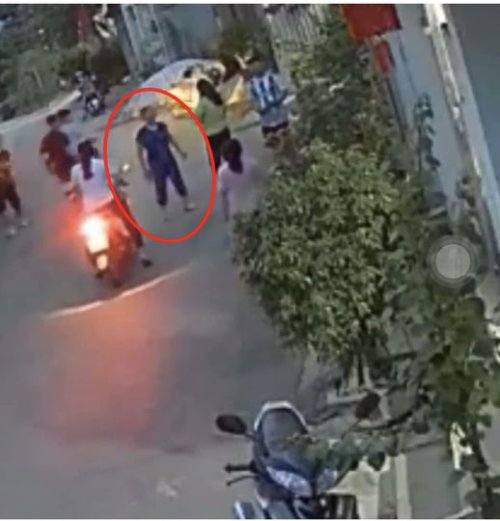 Hành vi chặn đường, đánh cháu bé hàng xóm của bà Lợi được camera an ninh ghi lại.