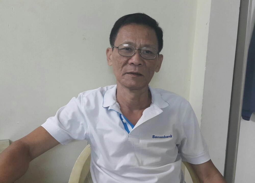 Ông Hùng nói ông đã mất đi nhiều thứ, phải đi làm bảo vệ. Ảnh: D.P