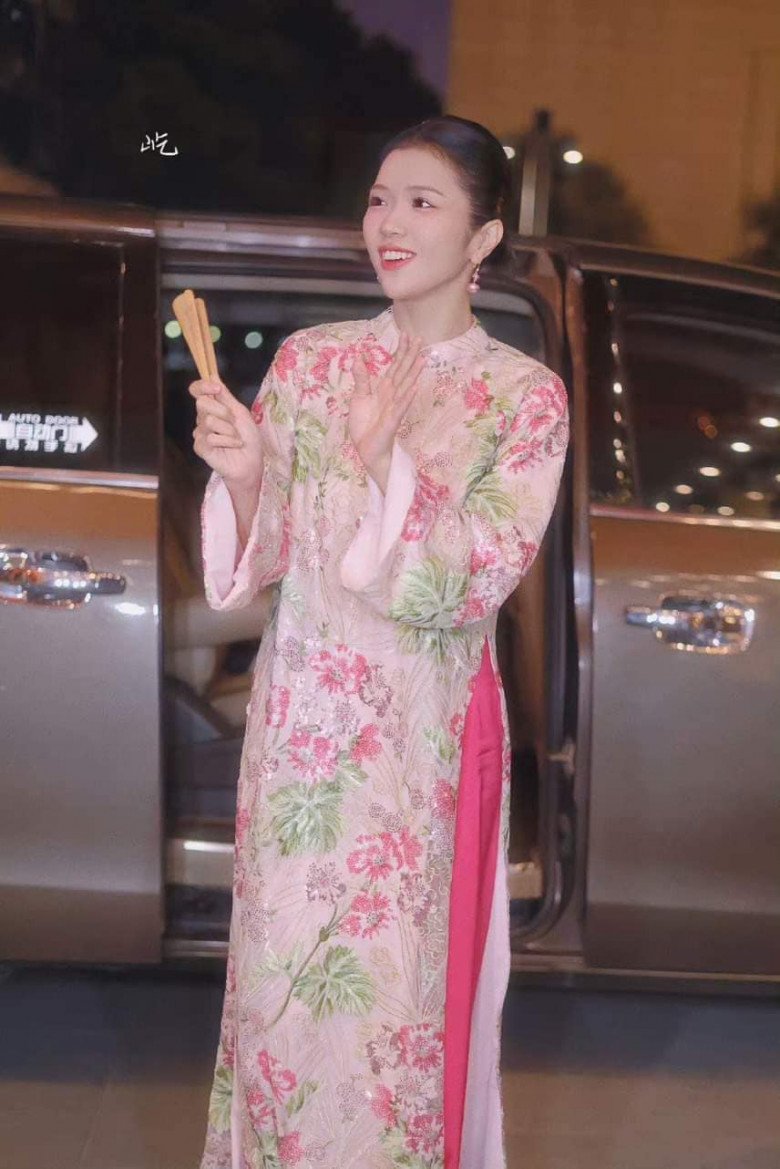 Chân dung cô gái Việt sang Trung Quốc diện áo dài, khoe nét đẹp xinh như mộng khiến ai cũng ngước nhìn - 3