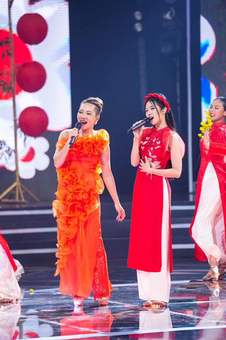 Chân dung cô gái Việt sang Trung Quốc diện áo dài, khoe nét đẹp xinh như mộng khiến ai cũng ngước nhìn - 4