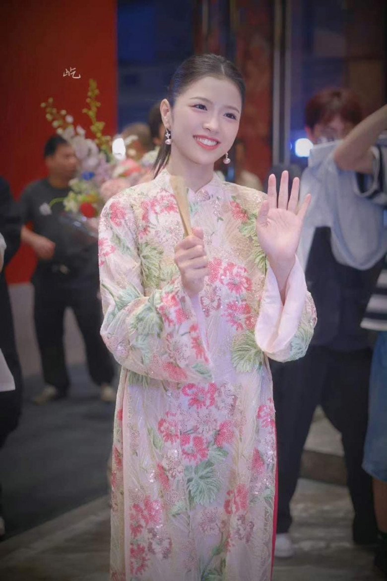 Chân dung cô gái Việt sang Trung Quốc diện áo dài, khoe nét đẹp xinh như mộng khiến ai cũng ngước nhìn - 1