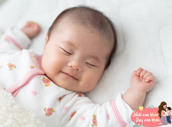 Khi trẻ ngủ với hai tay mở tự nhiên và thoải mái, điều này thể hiện tính cách mạnh mẽ và tự tin.