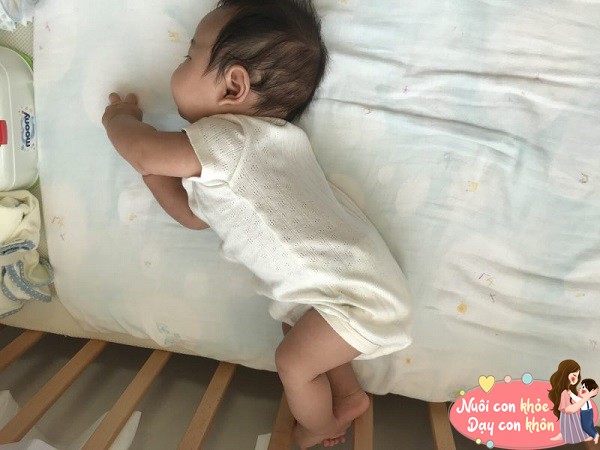 Trẻ ngủ nghiêng có khả năng phối hợp thể chất mạnh mẽ, điềm tĩnh.