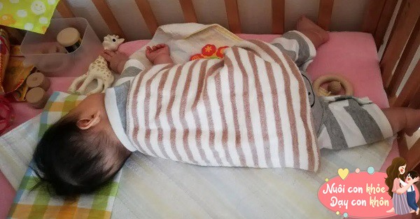 Nếu trẻ thích ngủ với tư thế cuộn tròn, dấu hiệu trẻ có áp lực trong lòng vẫn còn tương đối cao.
