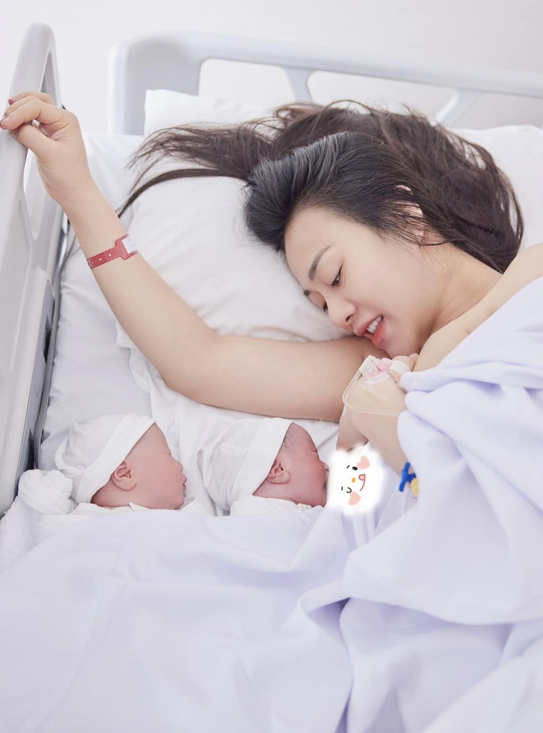Phương Oanh cho con bú trực tiếp sau sinh.