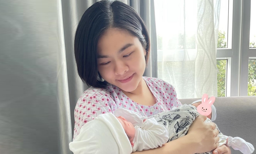 Vân Trang hạnh phúc bên hai cô con gái sinh đôi.