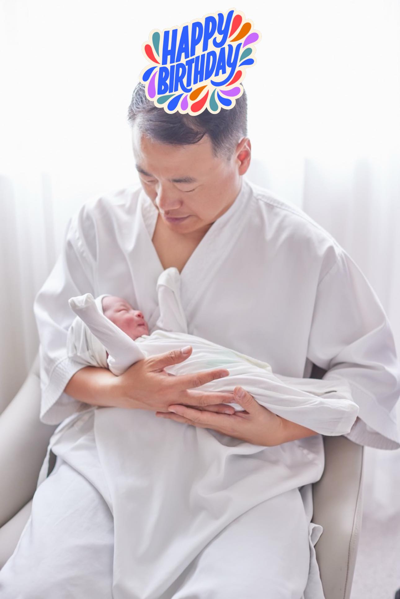 Shark Bình hạnh phúc bên hai bé rồng con mới chào đời.