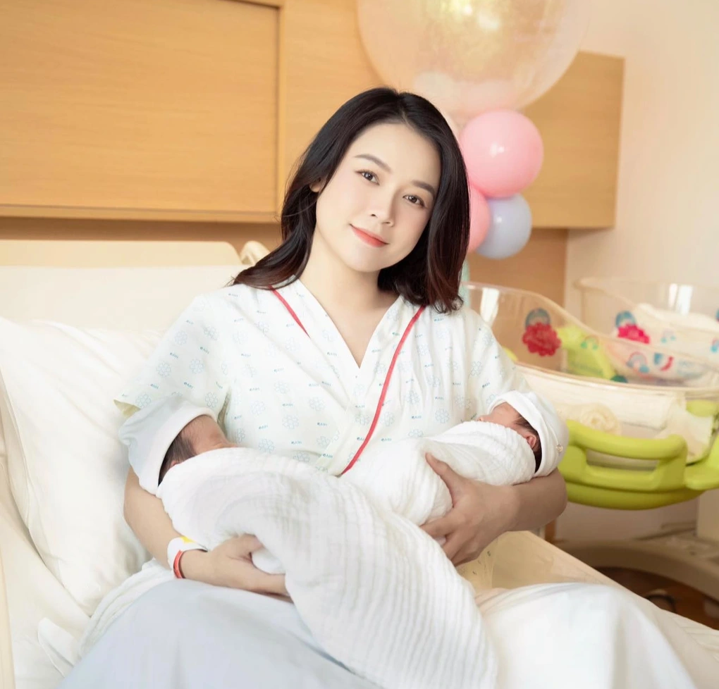 Sam hạnh phúc khi hạ sinh thành công 2 bé sinh đôi.
