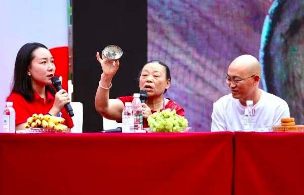 Gia đình họ vẫn luôn giữ bên mìn chiếc bát Wang Wei ăn khi còn nhỏ. 
