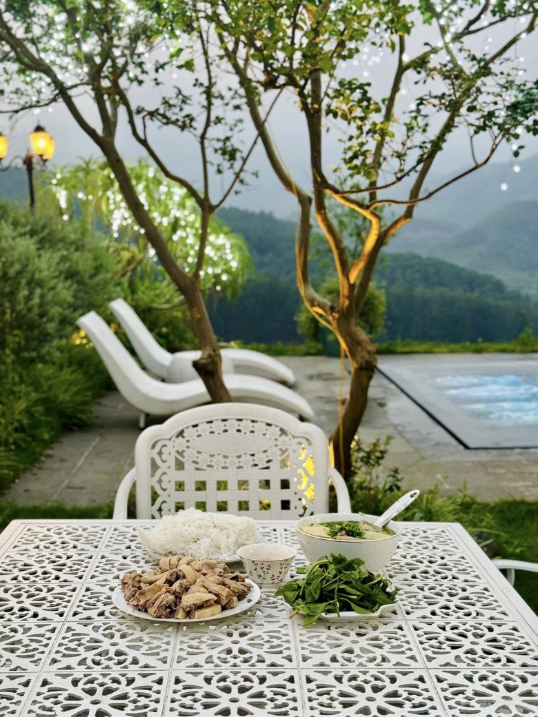 Mới đây, Phương Phạm làm món bún măng vịt và bày biện ra chiếc bàn xinh xắn ở vườn nhà. Nhiều người khen rằng cái view này thì ăn món gì cũng ngon và hợp lý.