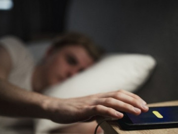 Khi đi ngủ nên bật điện thoại ở chế độ nào để giảm bức xạ?