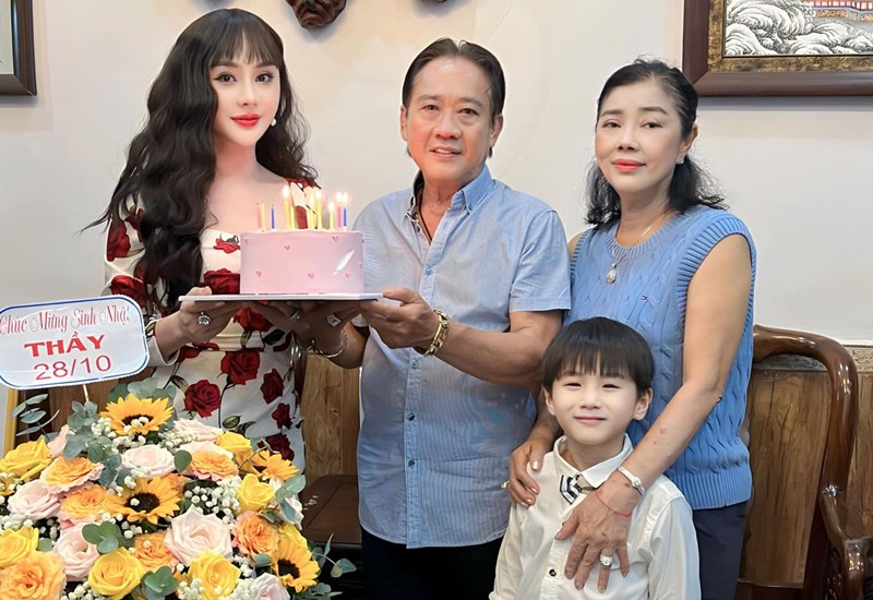 "Tôi muốn bên con nhiều hơn vào ngày lễ ý nghĩa để tạo kỷ niệm đẹp. Nhờ có con, tôi bớt cô đơn, vơi phiền muộn" - người đẹp nói.
