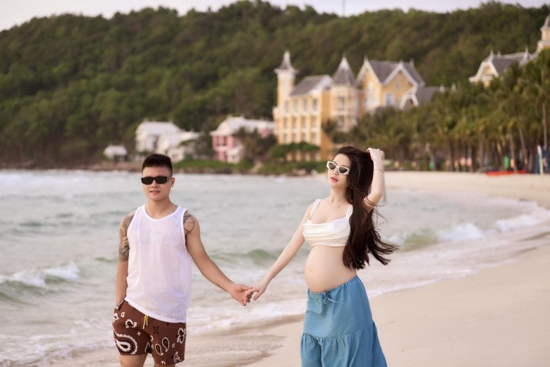 Chu Thanh Huyền diện váy maxi mát mắt cùng chồng đi dạo bãi biển.