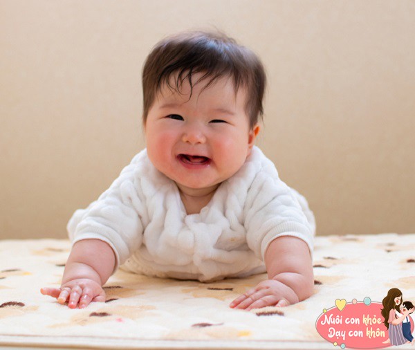 Trẻ sơ sinh tập nằm sấp đúng cách sẽ tác động tích cực đến quá trình phát triển thể chất và trí tuệ.
