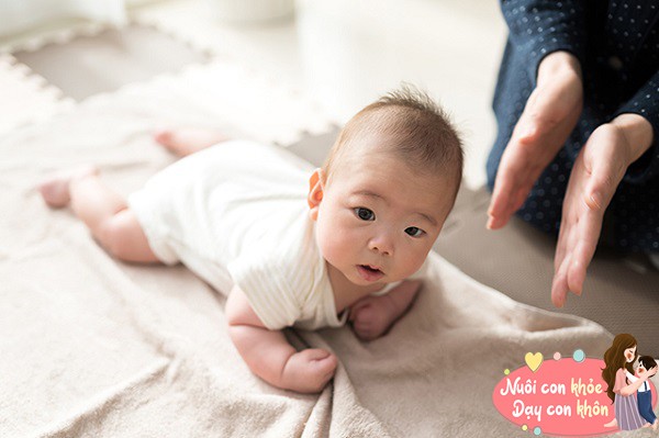 Các chuyên gia khuyến khích trẻ nên được tập nằm sấp cho đến khi tập bò.
