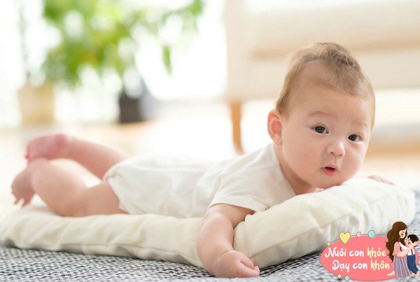 Trẻ nên được tập nằm sấp trên một bề mặt mềm, như thảm hoặc màn chắn...