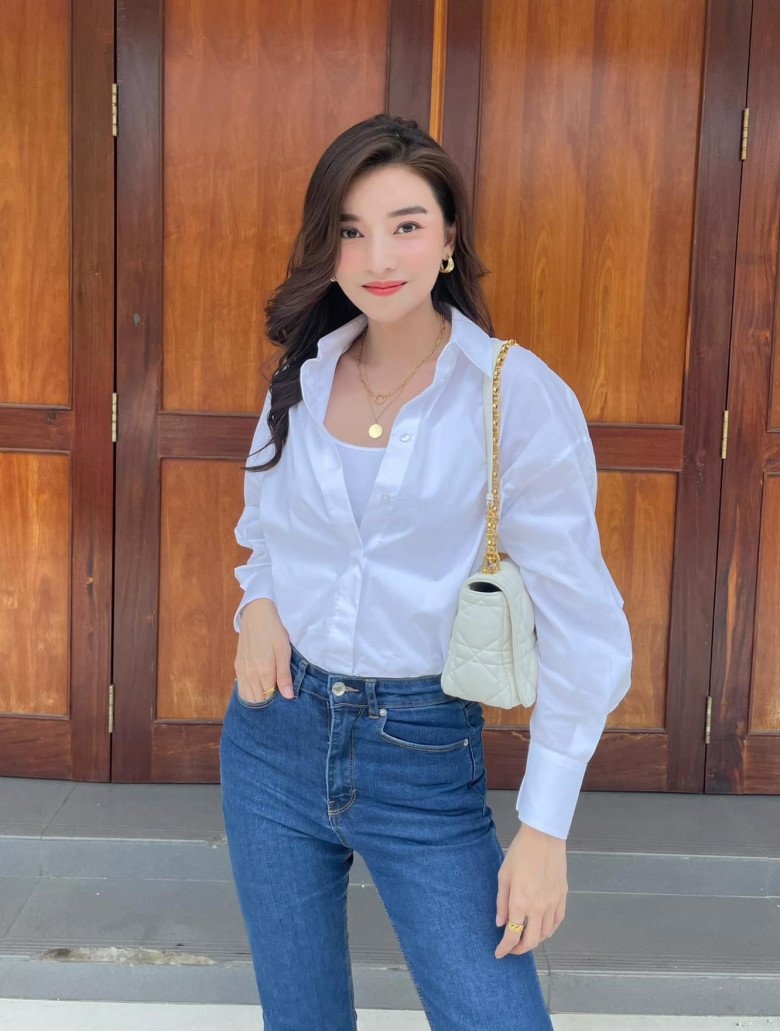 Sơ mi trắng và quần jeans xanh được xem là bộ trang phục hoàn hảo cho tất cả mọi người.