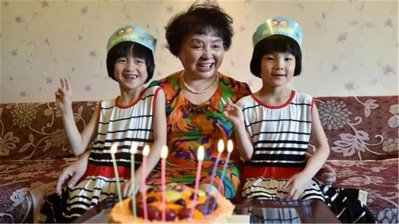 Bà Thịnh thổi nên sinh nhật bên 2 cô con gái.
