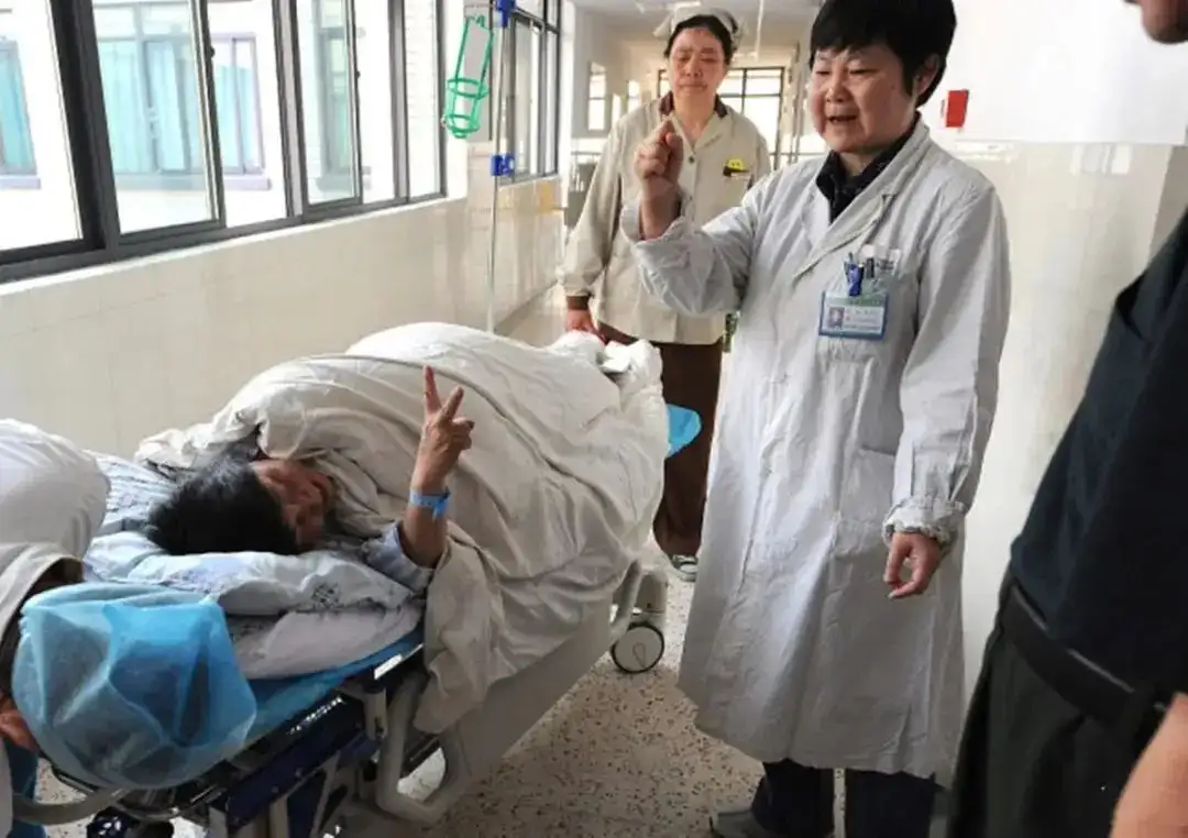 Bà Thịnh chuẩn bị bước vào ca phẫu thuật mổ lấy thai.