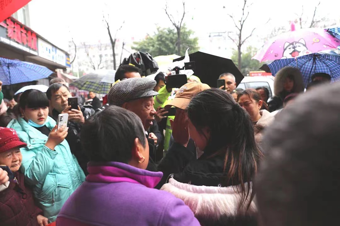 24 năm sau khi bị bắt cóc, Zhang Hua cuối cùng đã trở về được nhà.