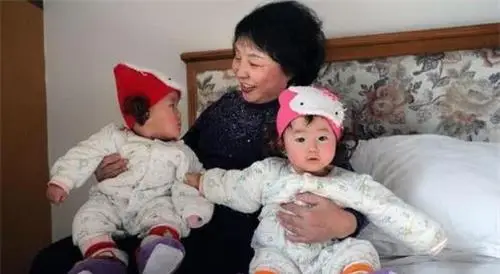 Bà Thịnh gặp nhiều khó khăn khi chăm con ở tuổi già.
