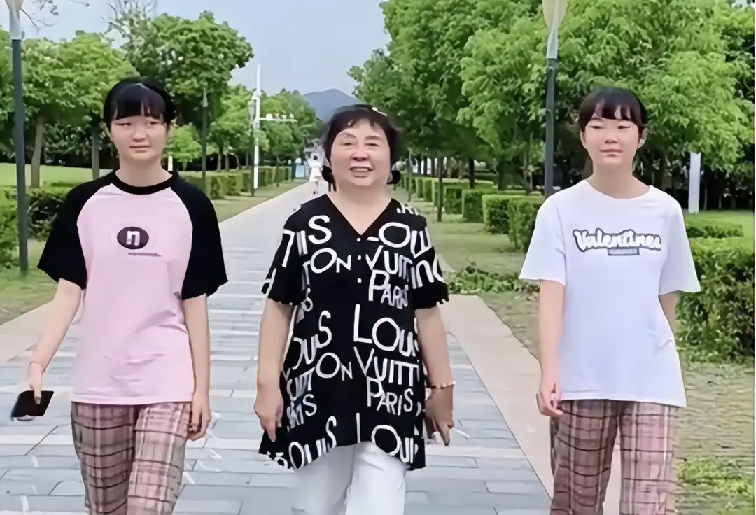 Con gái 14 tuổi nay đã khôn lớn, trưởng thành.