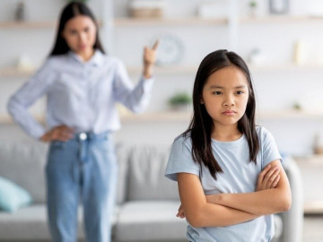 Cứ đánh con xong lại nói con đau một, mẹ đau 10, mẹ giật mình khi vô tình đọc mảnh giấy nhàu nát con viết