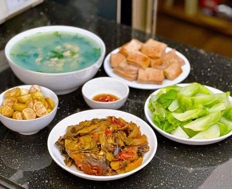 Cá kho dưa cải, canh ngao mồng tơi, chả mỡ rán, rau mầm đá luộc. (Ảnh: Huyền Trang)
