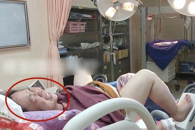 Tiểu Linh đau đớn khi cơn co thắt dồn dập hơn.