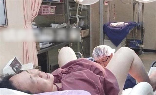 Tiểu Linh cố gắng lấy sức rặn để em bé không bị ngạt thở.