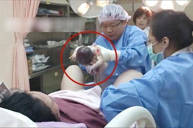 Sau bao cố gắng thì em bé cũng đã chào đời.