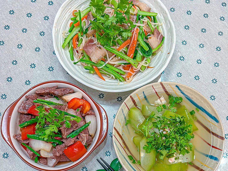 Bữa này cực ngon miệng với: Bò xào - Bún xào - Canh bí xanh tôm tươi (Ảnh: Phương Mai - Buôn Mê Thuột).
