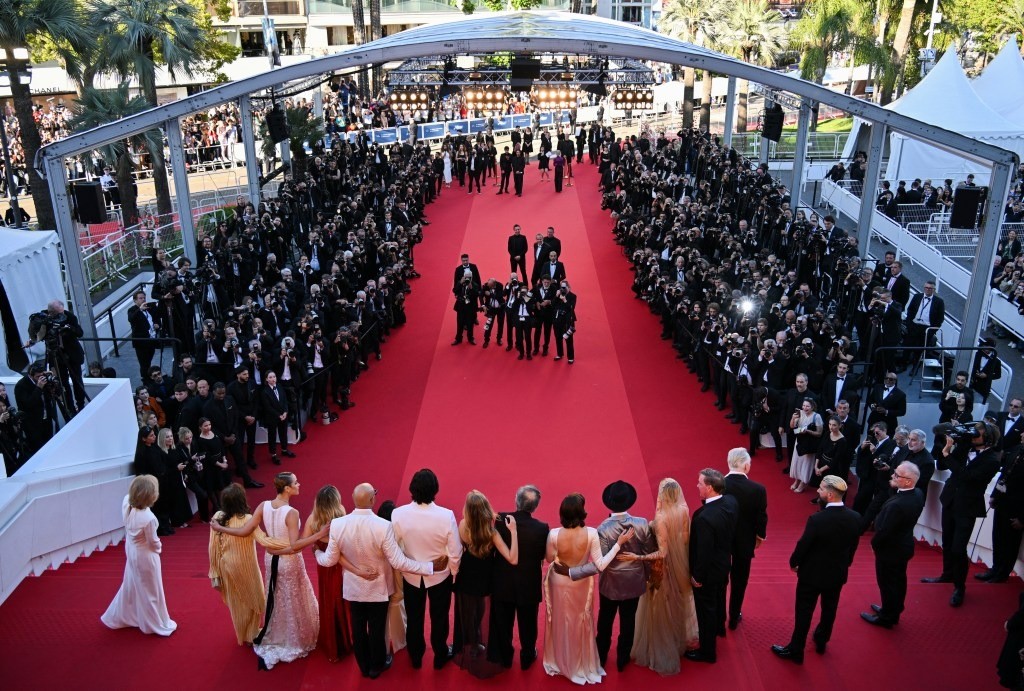 Cannes ngày ba: Người đẹp Thái Lan gây sốc với trang phục xuyên thấu lộ nội y - 2