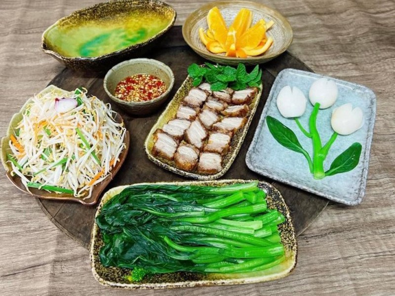 Ba chỉ quay bì giòn, rau cải luộc, trứng luộc, dưa giá (Kim Chi - Bình Phước).
