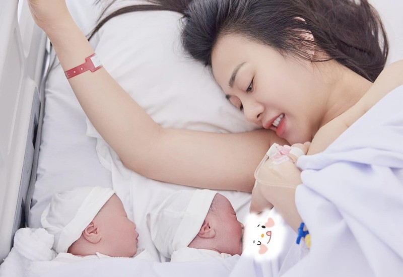 Cặp bố mẹ không giấu giếm mặt con trai, con gái, tuy nhiên chưa tiết lộ thêm thông tin nào về các con. Chỉ biết, hai nhóc tỳ có tên thân mật là Jimmy và Jenny.
