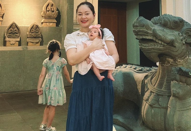 Con gái diễn viên Lan Phương mới 2 tháng tuổi nhưng gương mặt lanh lợi, hoạt bát và đôi mắt rất thông minh.
