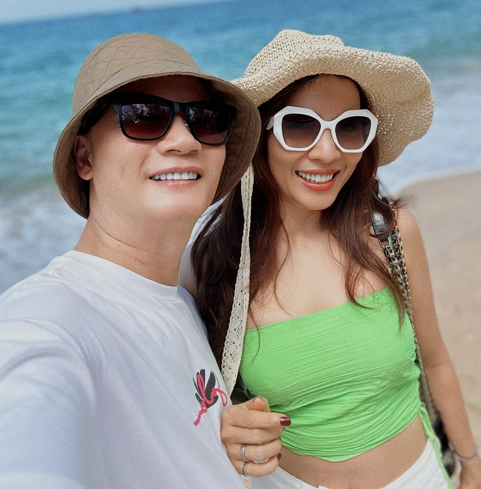 Hoàng Bách cùng vợ.