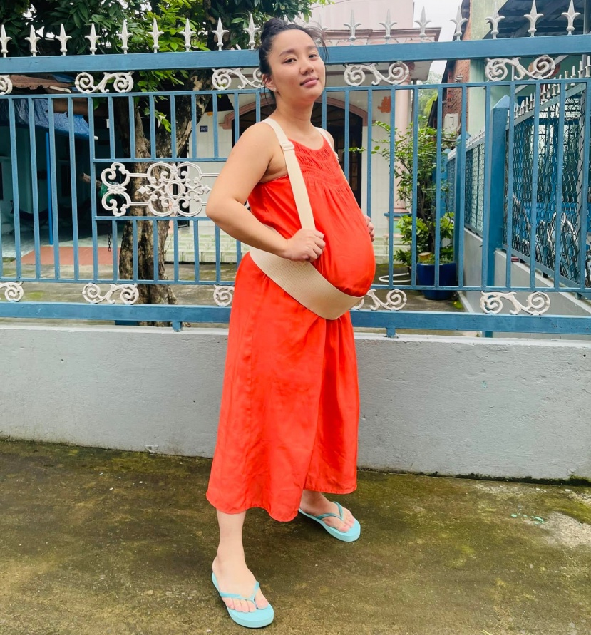 Cuối thai kỳ, Quỳnh Quỳnh vẫn “tham công tiếc việc” dù bụng bầu nặng nề.
