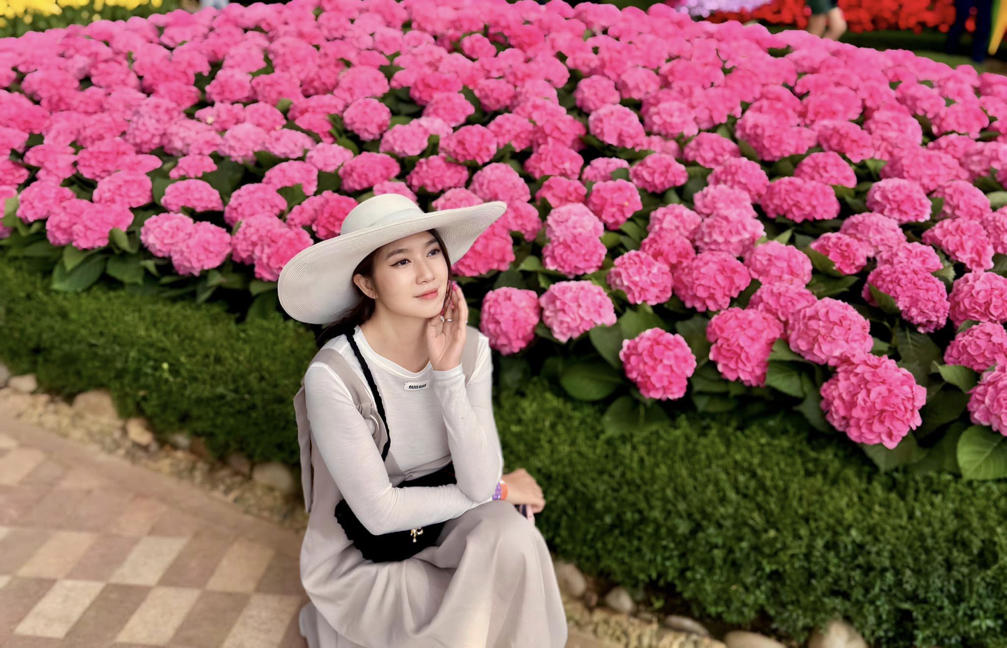 Vẻ đẹp ngọt ngào như nàng thơ của bà xá Lý Hải.