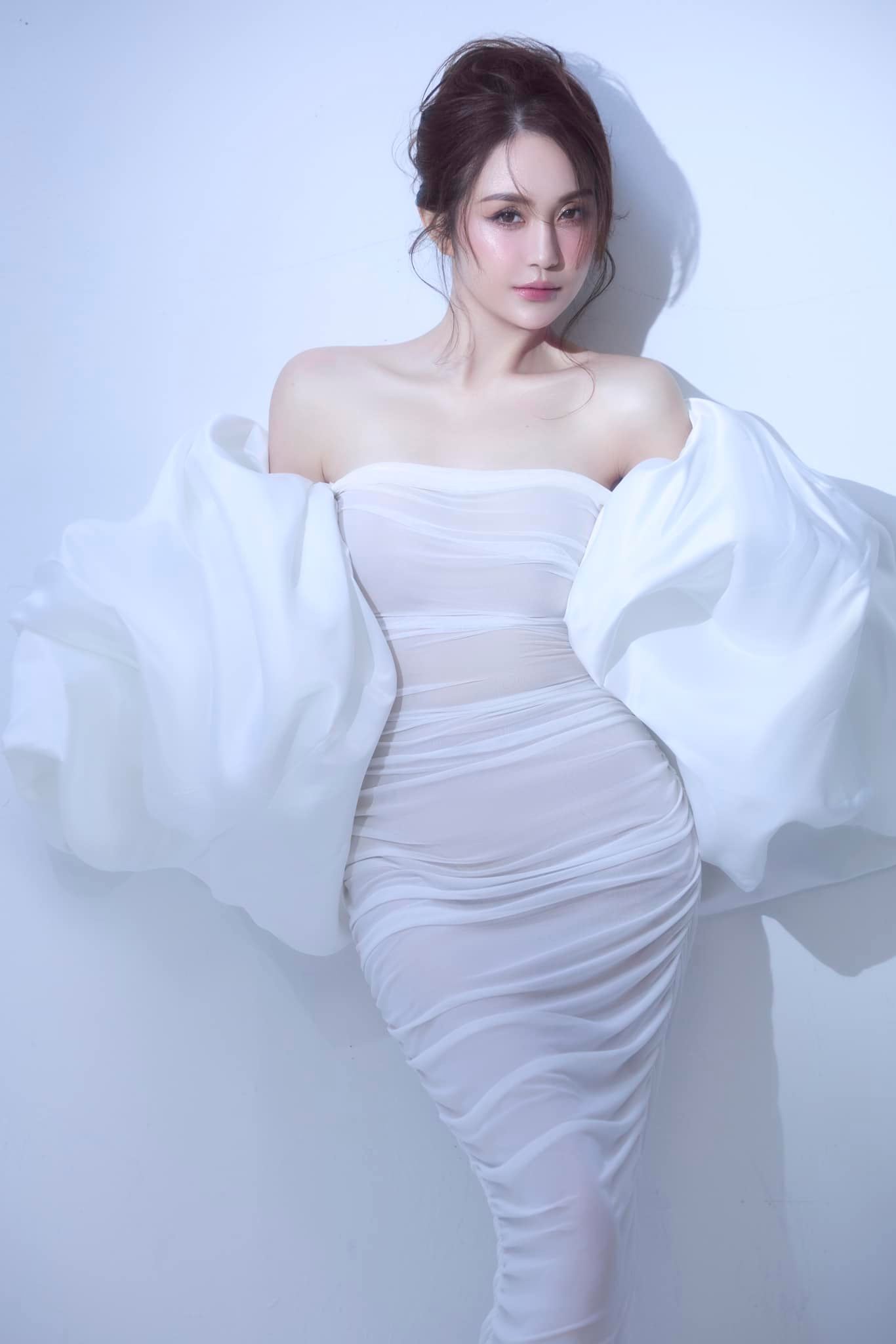 Bà xã Tuấn Hưng dù sinh 3 con nhưng vẫn rạng rỡ như hot girl.