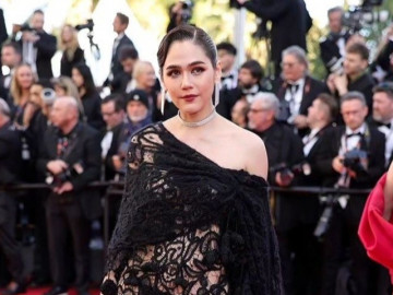 Cannes ngày ba: Người đẹp Thái Lan gây sốc với trang phục xuyên thấu